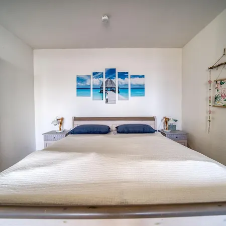 - Haus F, App 0f1401 דירה